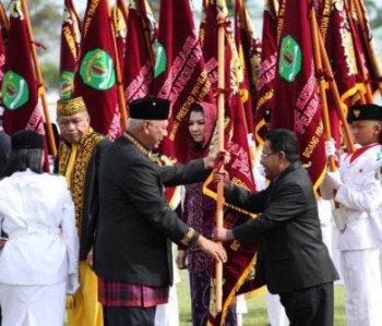 Pemprov Kaltim Serahkan Panji Keberhasilan Bidang Perkebunan